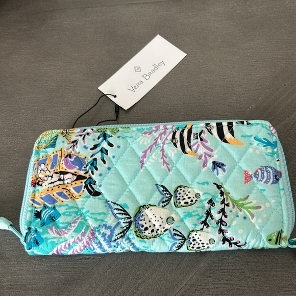 VERA BRADLEY RFID Turnlock Zip Wallet Antilles Treasure - Fish - NWT - Picture 4 of 5